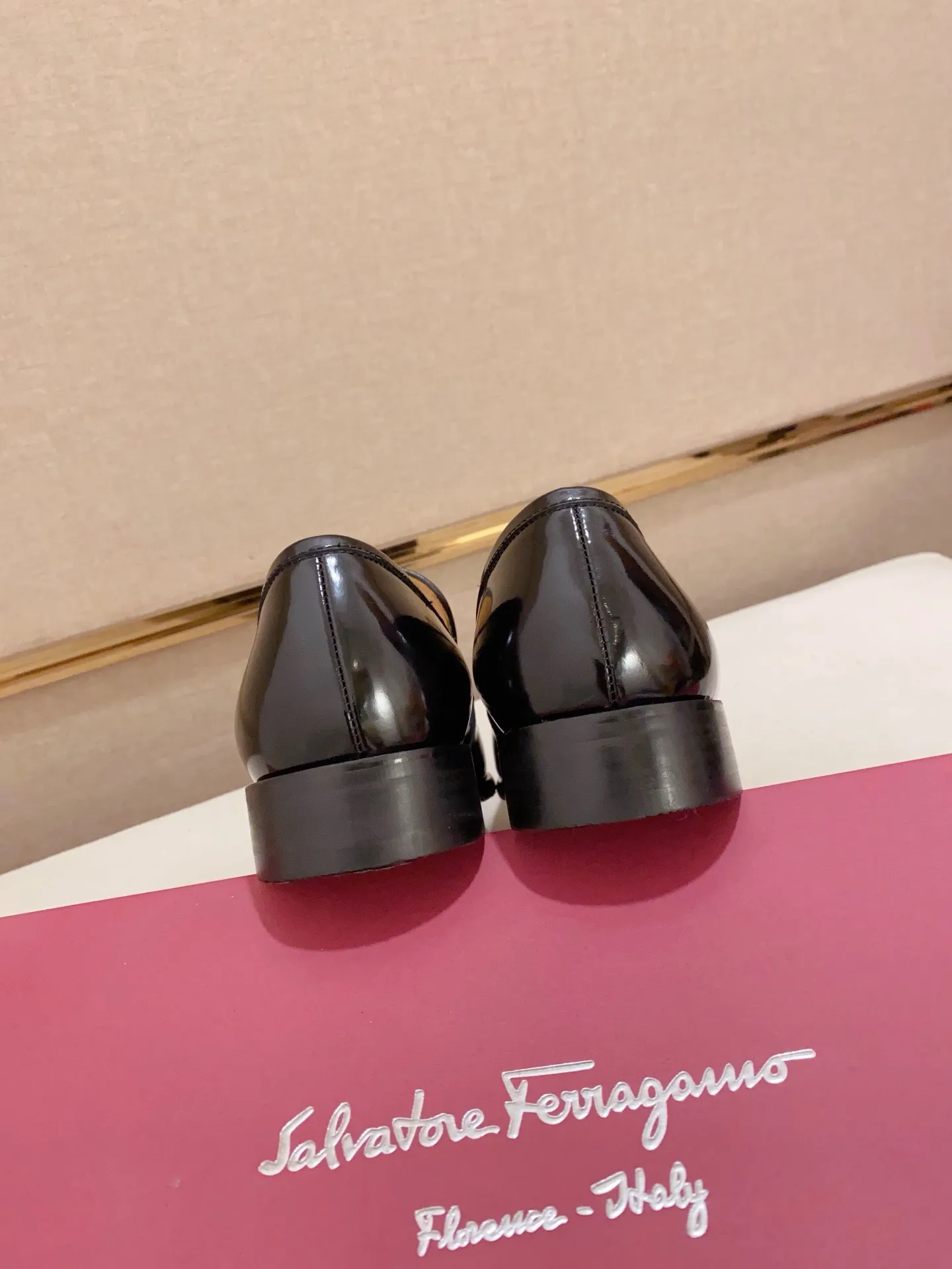 Men's shoes💰: 520💰 High version Ferragamo quality! 🆕🆕Exclusive hot-selling products in stock🔥🔥New products on the shelves, high-quality shoes, high-end driving shoes, with complete packaging! 💪 💪 Material: imported patented cowhide 🐂 + imported high-quality water-dyed cowhide lining + wear-resistant outsole 👍🏻👍🏻 Features: high-end and comfortable, purely handmade 🚀 🚀 Create the perfect shoes that suit you best 🔥 🔥 Size: (38-44) Can be customized 45 non-returnable!